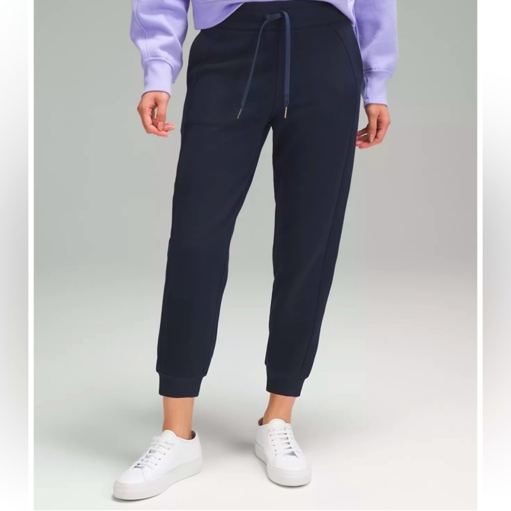 Lululemon Scuba High-Rise Cropped Jogger in solid black, Size 4